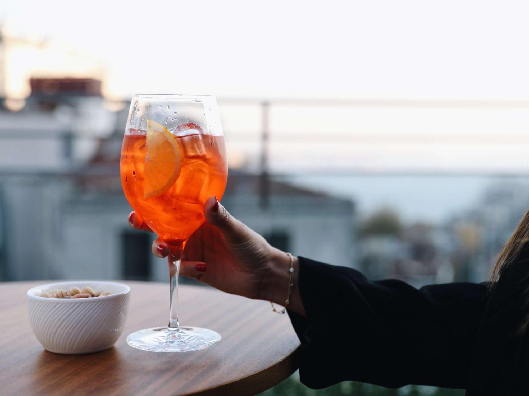 Sofitel Istanbul Taksim Hotell Eksteriør bilde A glass of Aperol Spritz