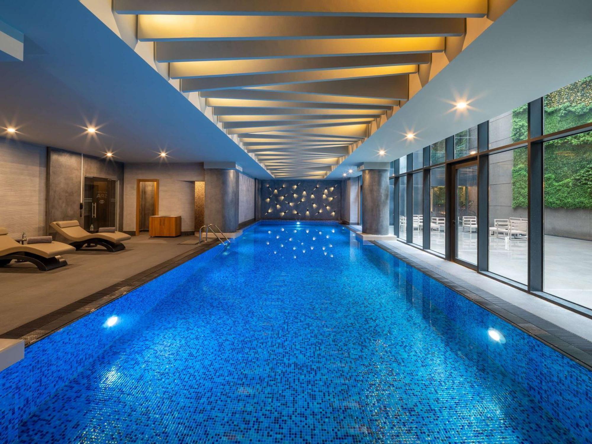 Sofitel Istanbul Taksim Hotell Eksteriør bilde The swimming pool at The Hari