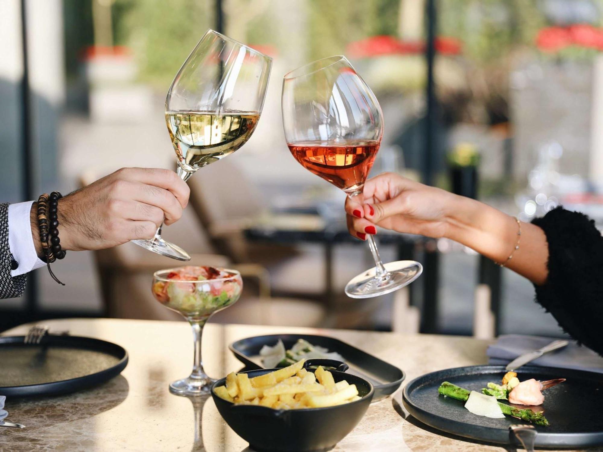Sofitel Istanbul Taksim Hotell Eksteriør bilde Wine tasting