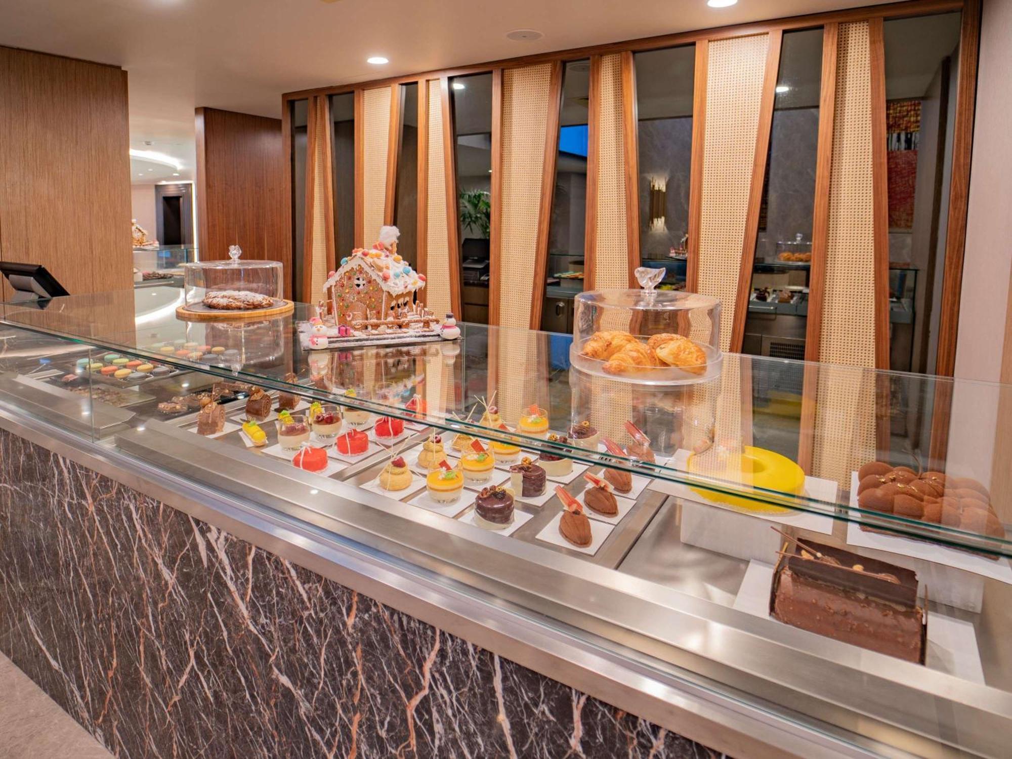 Sofitel Istanbul Taksim Hotell Eksteriør bilde A pastry display at a hotel