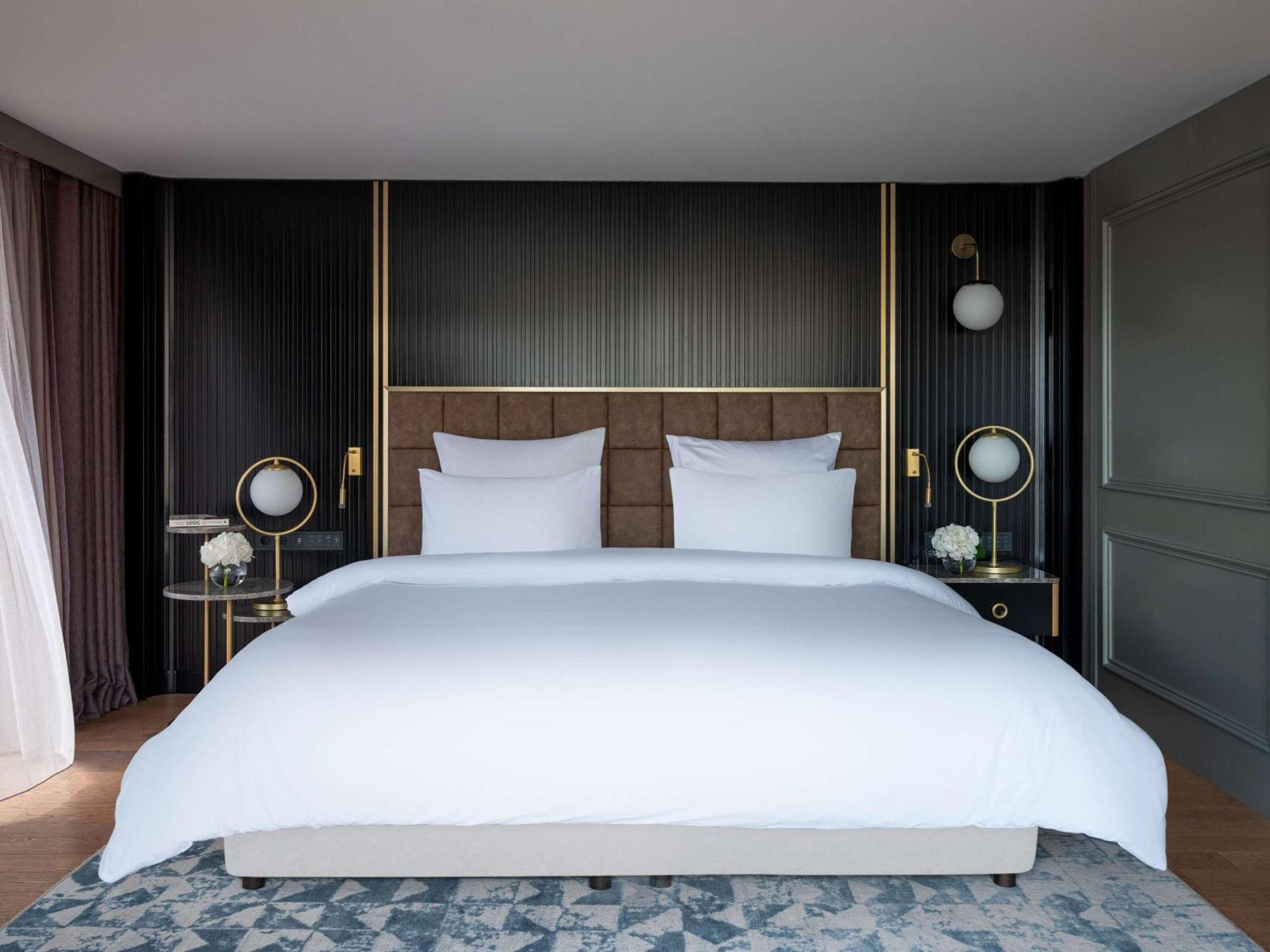 Sofitel Istanbul Taksim Hotell Eksteriør bilde A bedroom at the hotel