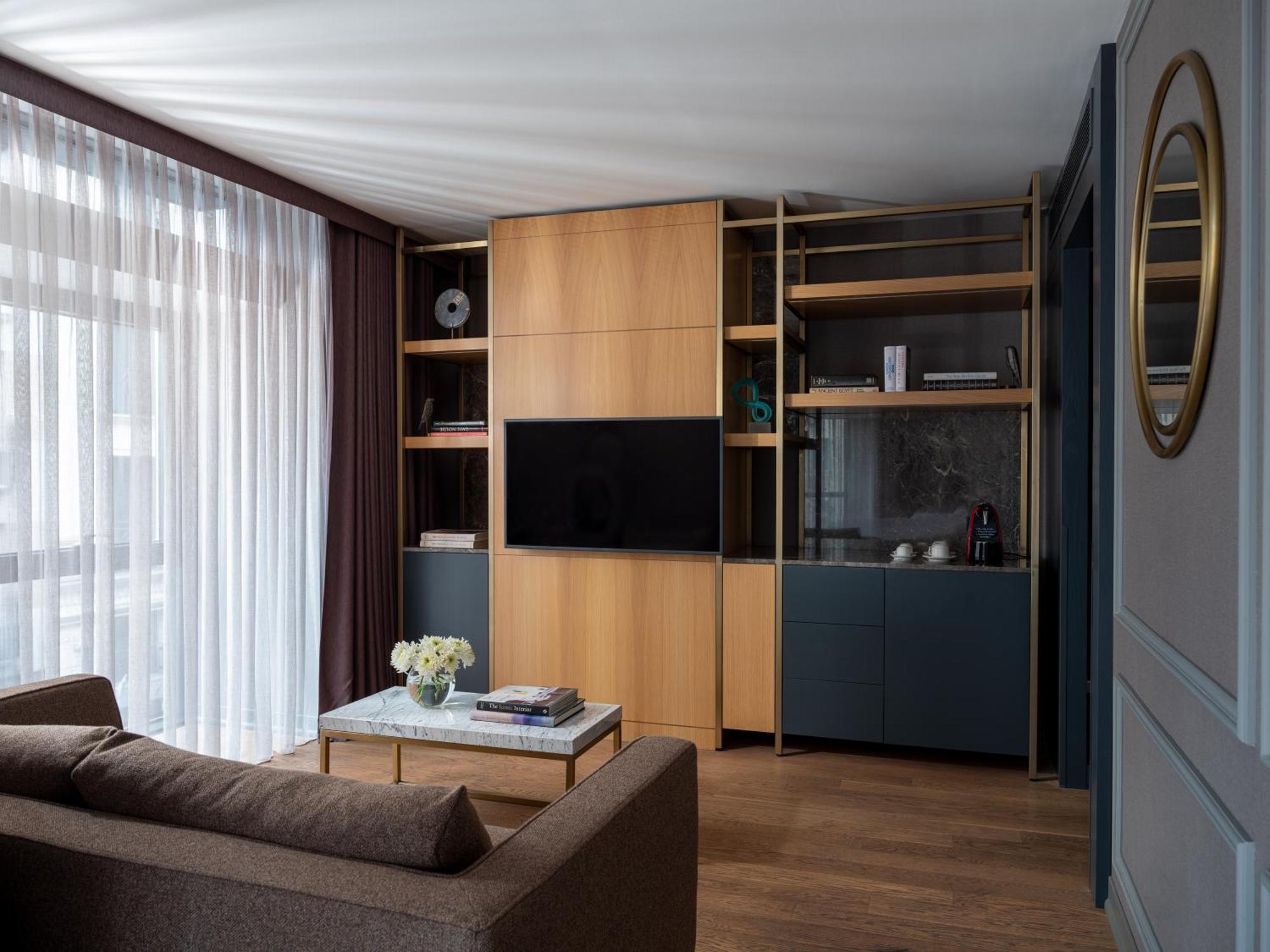 Sofitel Istanbul Taksim Hotell Eksteriør bilde A living room in a suite at the Mandarin Oriental, Paris