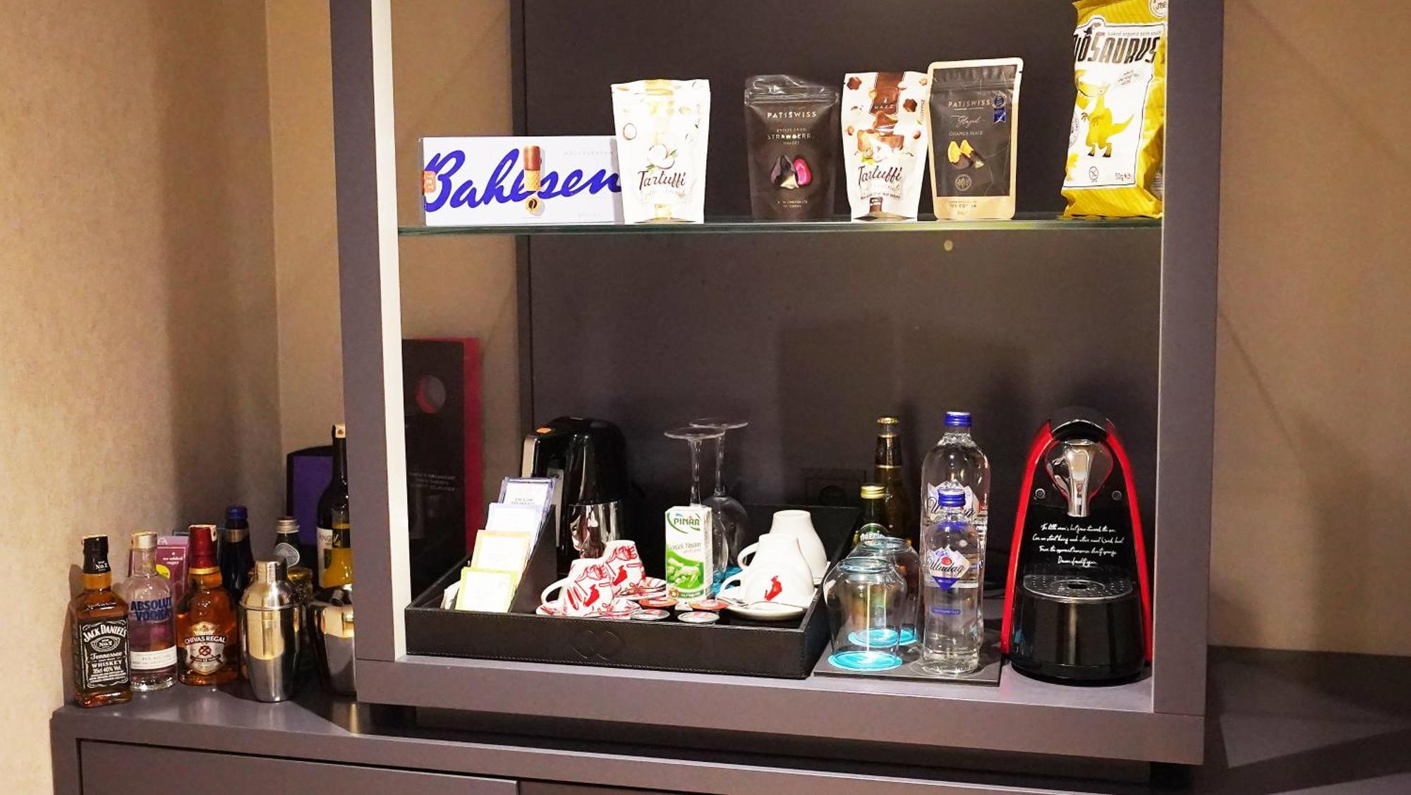 Sofitel Istanbul Taksim Hotell Eksteriør bilde A typical hotel minibar
